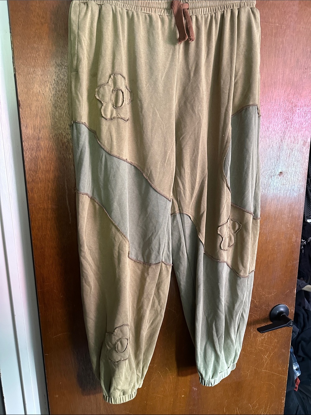 POL COLOR BLOCKED FLOWER JOGGER - Picture 7 of 8